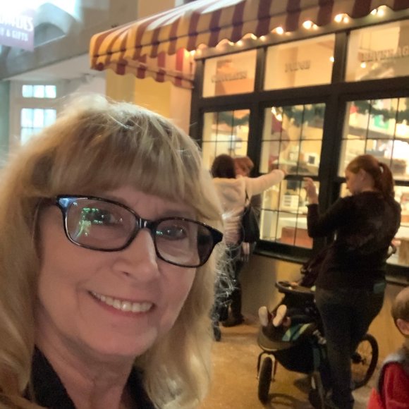 Meet your Posher, Janet - Picture 2 of 8